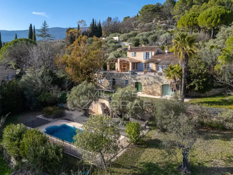 Villa de charme avec vue panoramique au cœur d’un domaine prisé