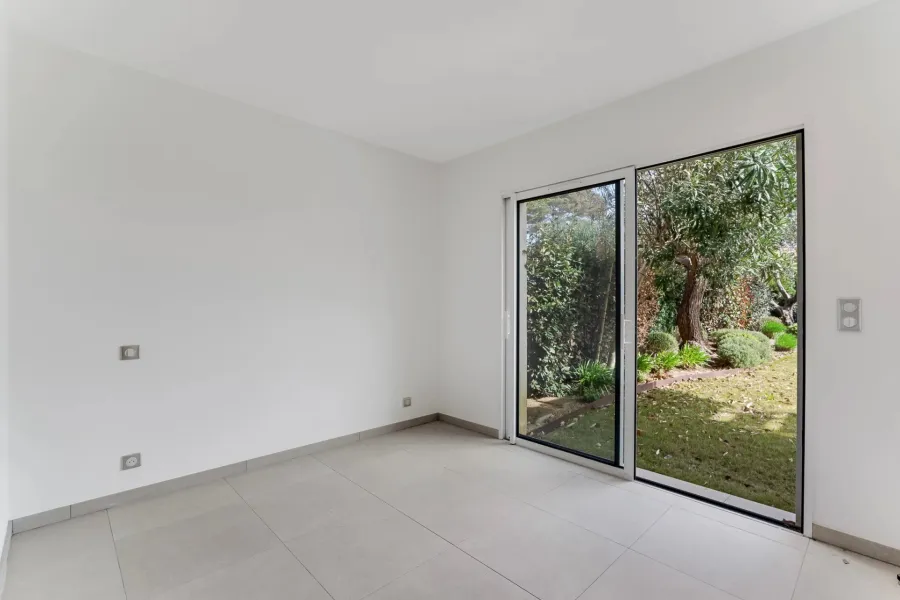 Elegante Familienvilla, 5 Minuten vom Hafen entfernt, mit Meerblick - 9