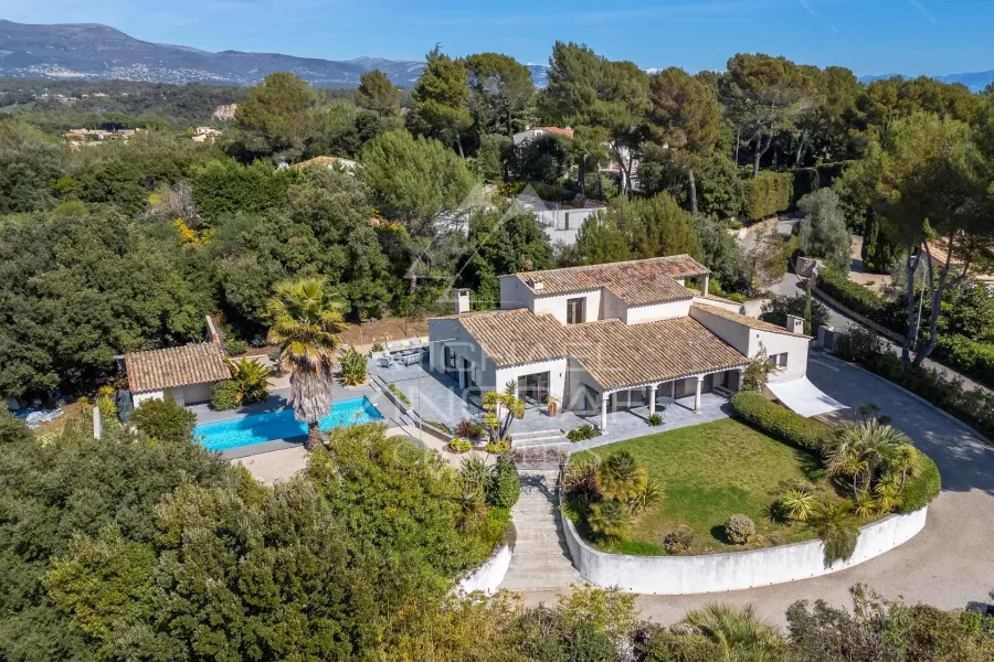 Villa rénovée à Biot – Quartier recherché, calme absolu, 5 chambres, prestations complètes