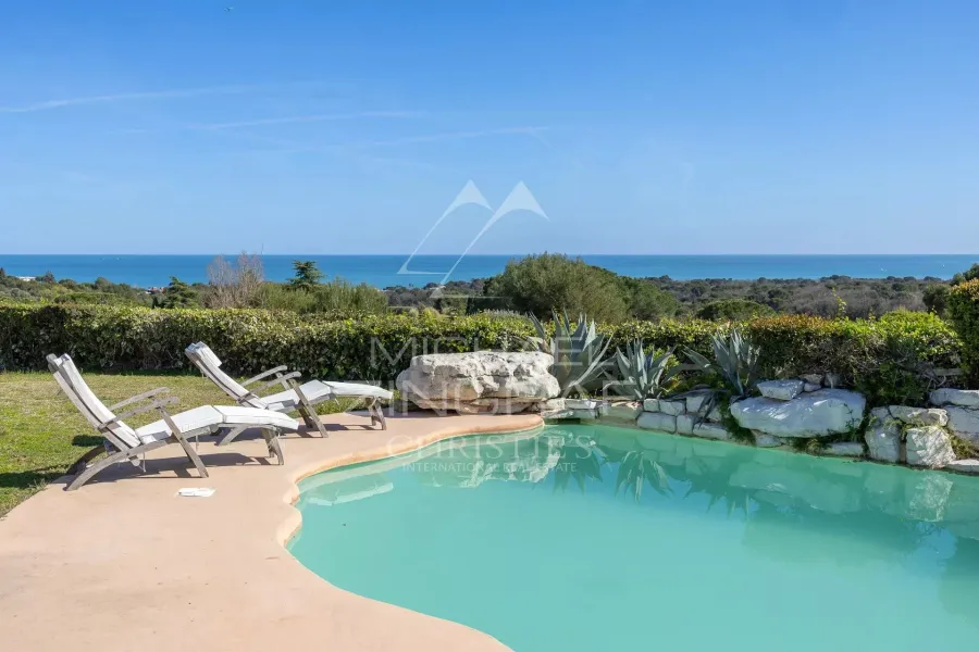 Villa d’exception au cœur d’un domaine prestigieux sur la Côte d’Azur – à seulement 12 minutes de l’aéroport international de Nice