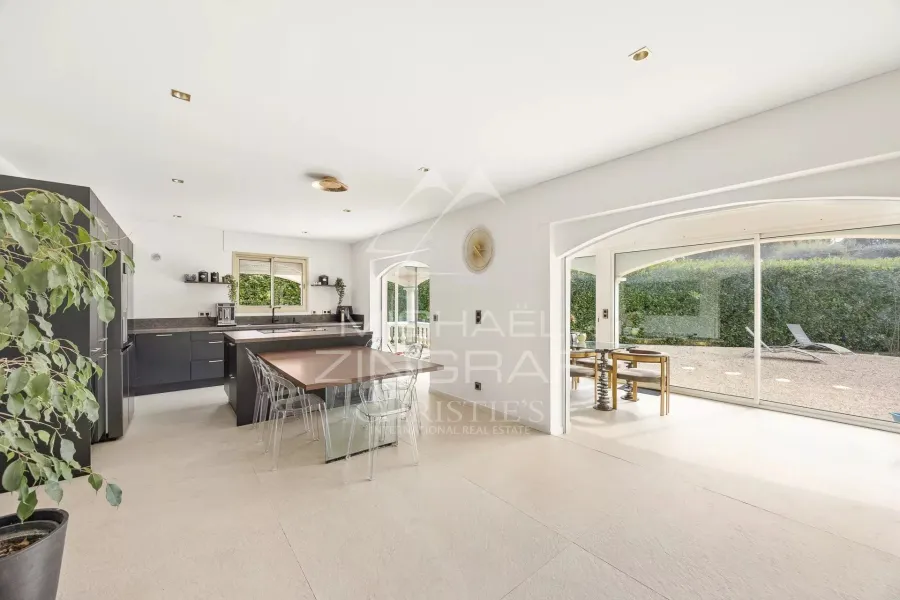 Roquefort-les-Pins – Élégante villa provençale moderne au cœur d’un environnement verdoyant - 8