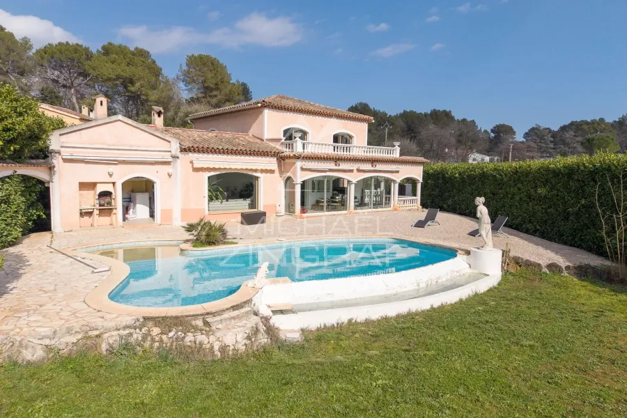 Roquefort-les-Pins – Élégante villa provençale moderne au cœur d’un environnement verdoyant
