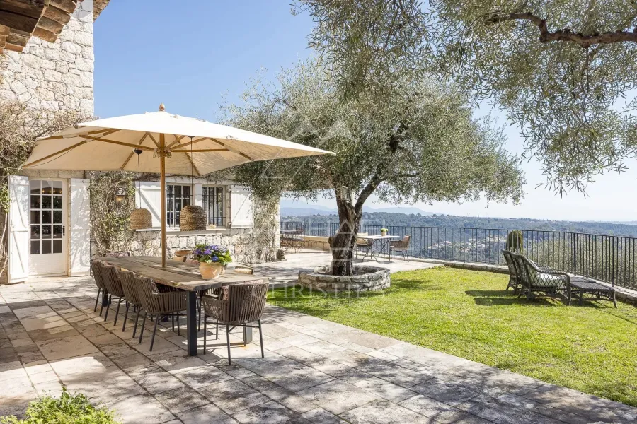Villa de charme avec façade en pierre et vue panoramique - 2