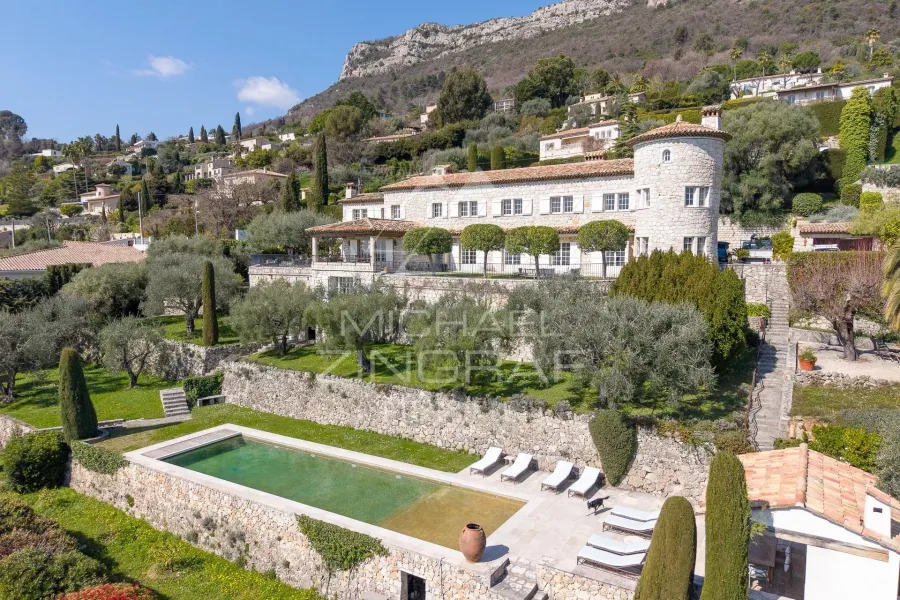 Villa de charme avec façade en pierre et vue panoramique