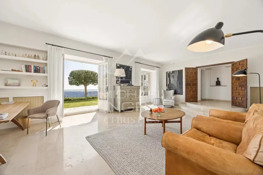 Villa de charme avec façade en pierre et vue panoramique - 9