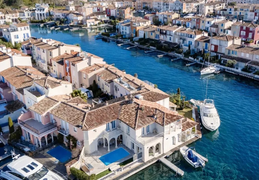 Élégante Villa les Pieds dans l’Eau au Cœur de Port Grimaud