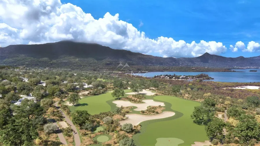 Terrain de 2061m2 sur Golf et accès mer - 2