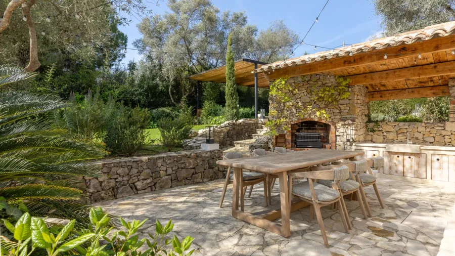 Proche Valbonne – Superbe propriété entièrement rénovée – 5 chambres - 3