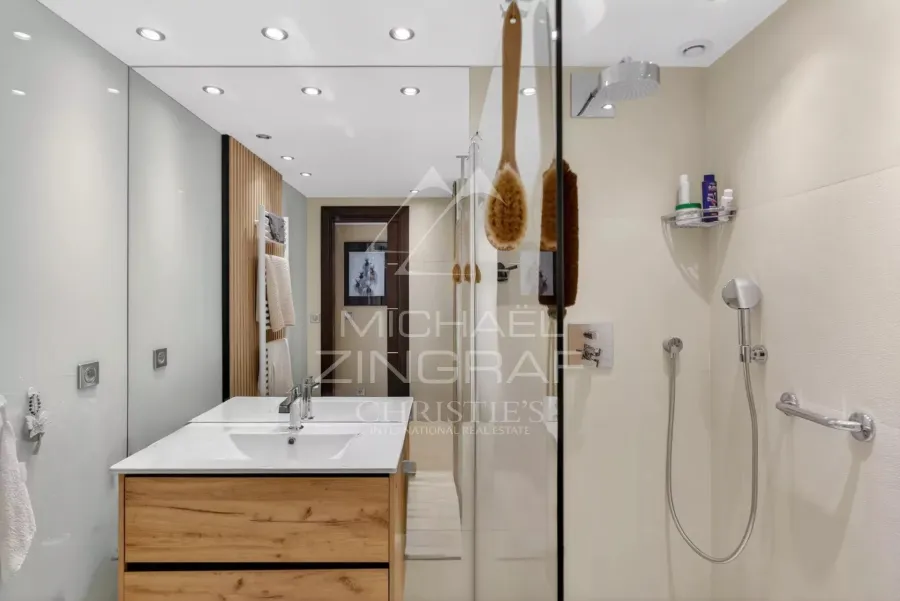 Cannes – Pied-à-terre d'exception face à la mer, résidence de standing avec accès direct et piscine - 9