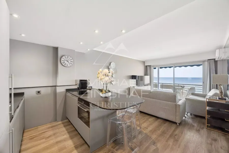 Exclusivité : Vue mer d’exception : un 2 pièces d’exception à Juan-les-Pins - 5