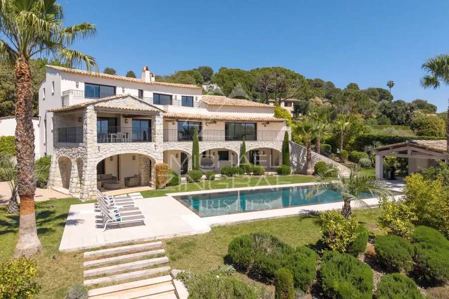 Proche Saint-Paul de Vence - Luxueuse villa au sein d'un domaine fermé