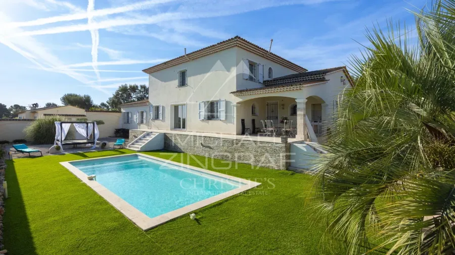 Elegante villa avec vue dégagée sur les collines