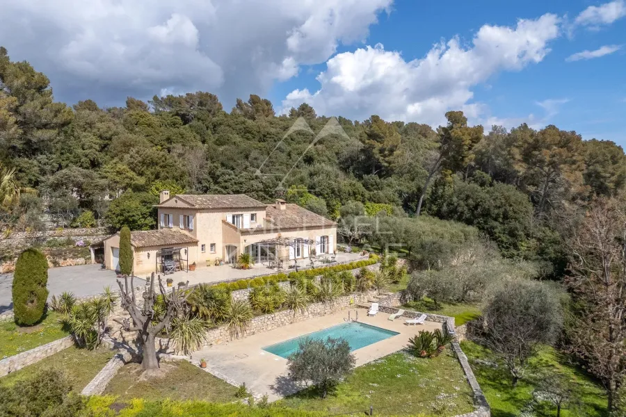 Jolie Villa provençale avec vue mer , véritable havre de paix.
