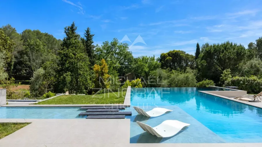 Élégante villa de style contemporain au calme absolu
