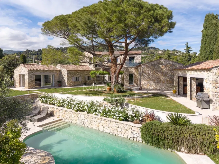 Élégante bastide rénovée à pied du village de Saint-Paul-de-Vence