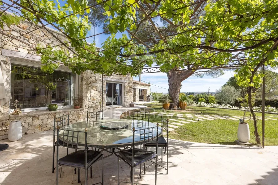 Élégante bastide rénovée à pied du village de Saint-Paul-de-Vence - 4