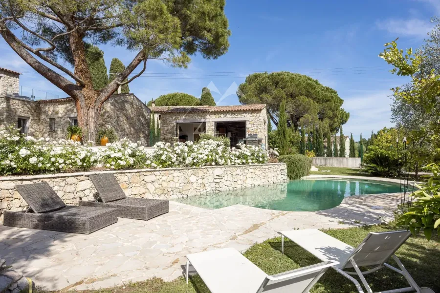 Élégante bastide rénovée à pied du village de Saint-Paul-de-Vence - 2
