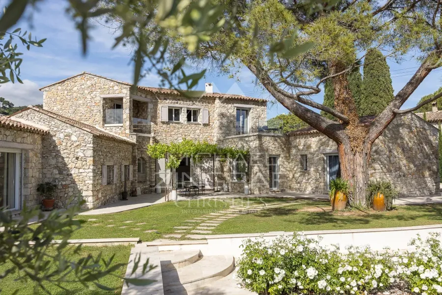Élégante bastide rénovée à pied du village de Saint-Paul-de-Vence - 3