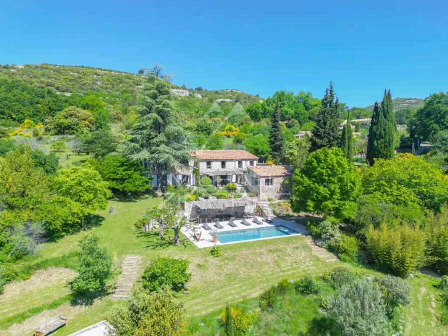 Luberon - Superbe propriété en pierre sur un terrain de 3,5 hectares avec des vues exceptionnelles