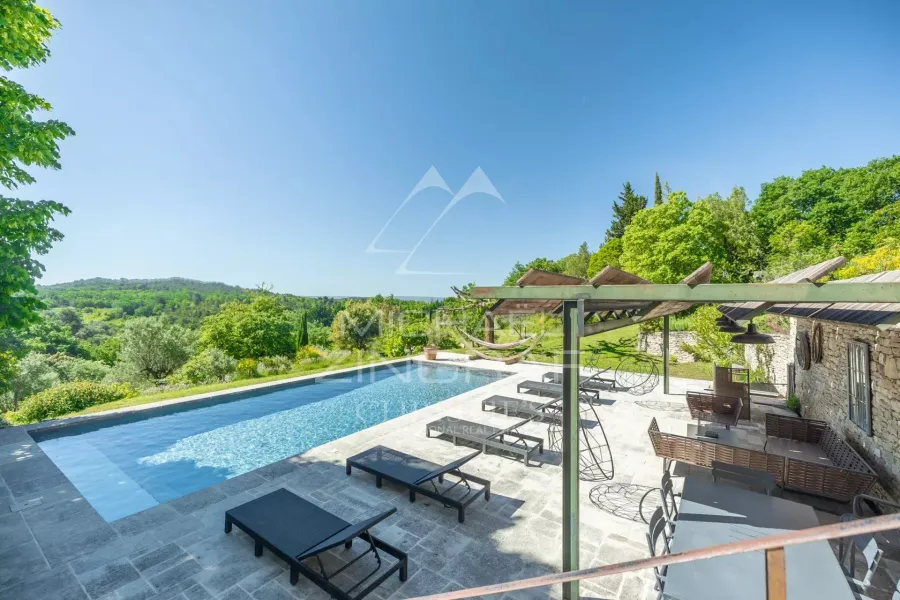 Luberon - Superbe propriété en pierre sur un terrain de 3,5 hectares avec des vues exceptionnelles - 2