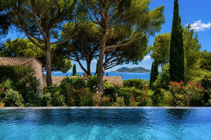 Superbe propriété contemporaine avec une magnifique vue sur la mer à Escalet