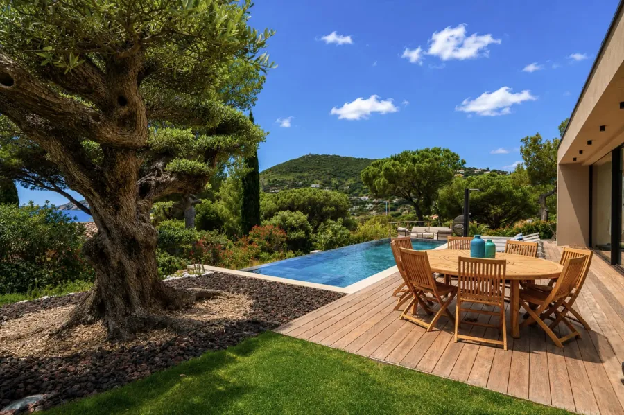 Superbe propriété contemporaine avec une magnifique vue sur la mer à Escalet - 3