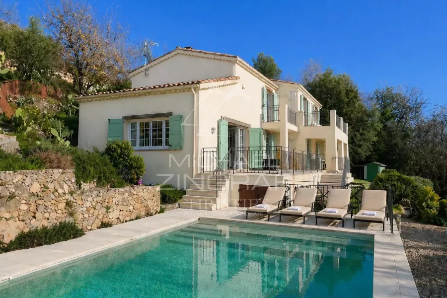Tourrettes-sur-Loup : Villa au calme avec vue dégagée à proximité du village