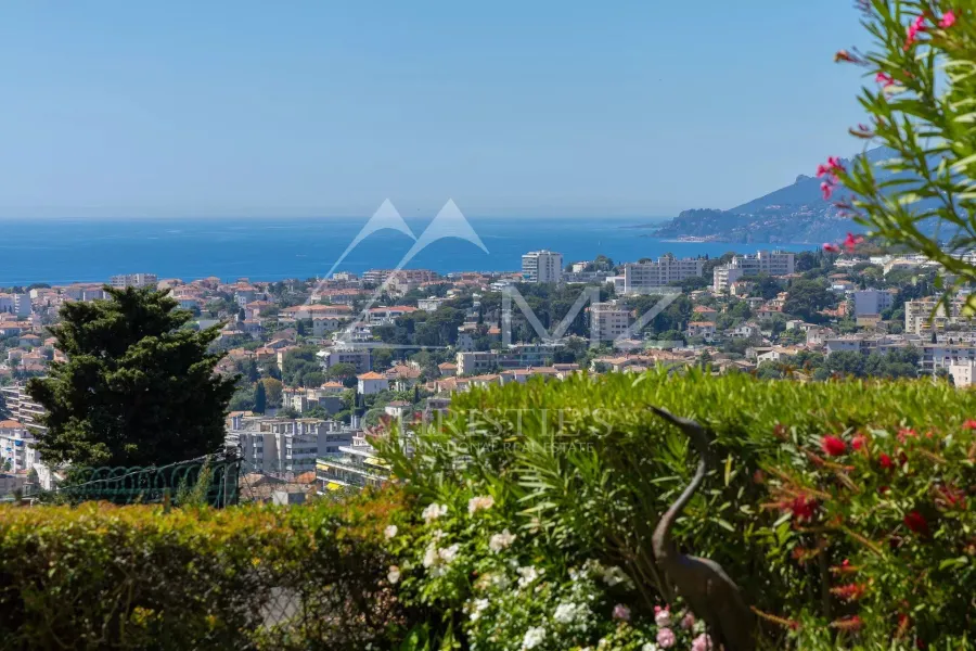 Très belle vue pour ce rez-de-jardin suspendu