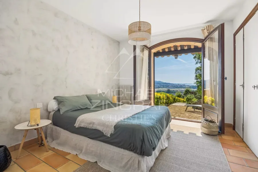 PROPRIÉTÉ PROVENÇALE AVEC VUE MER PROCHE DU CENTRE VILLE - 8