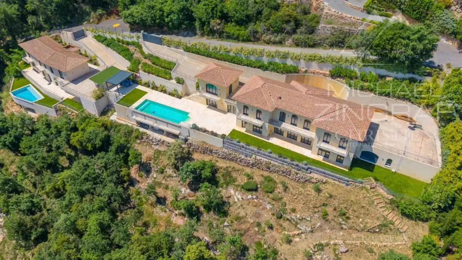 Villa au style épuré sur les balcons de la Riviera