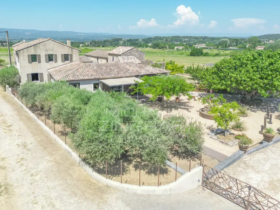 Exclusivité - Oppède - Belle maison de hameau aux vues exceptionnelles et à deux pas des commerces