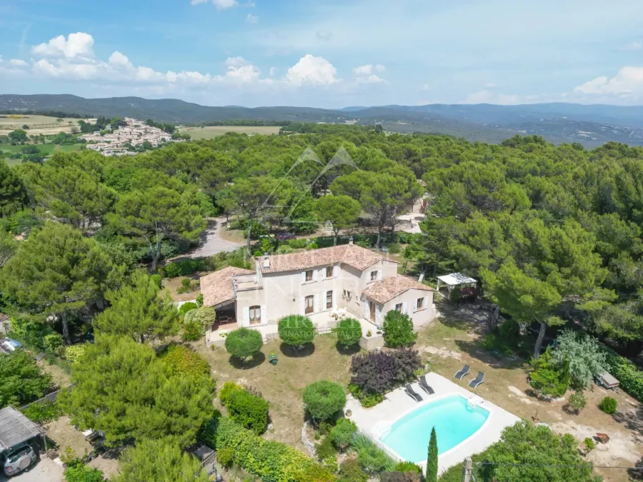 Exclusivité - Charmante maison provençale en pierre avec piscine au cœur du Luberon