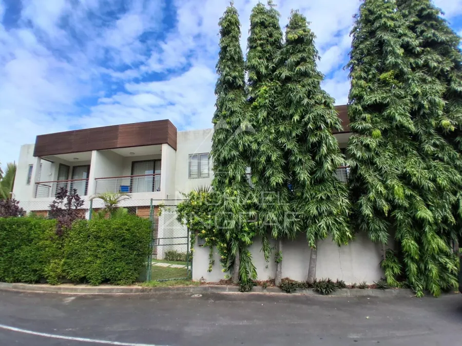 Duplex 1 Chambre avec Accès Direct à la Plage – Pereybère