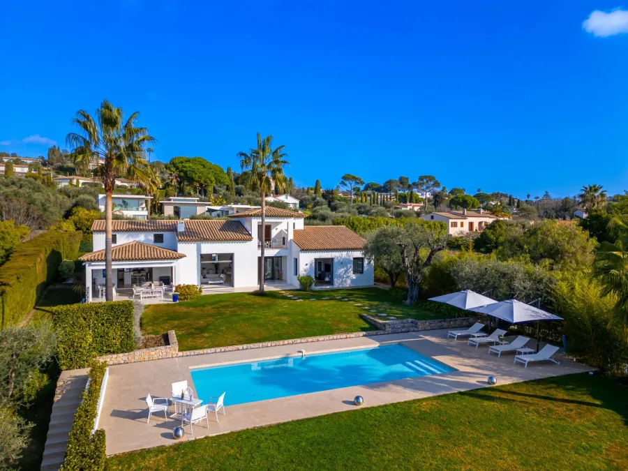 Mougins - Vue panoramique sur le village et la mer