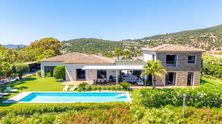 Élégance contemporaine et vue sur le golfe de Saint-Tropez - Sainte-Maxime