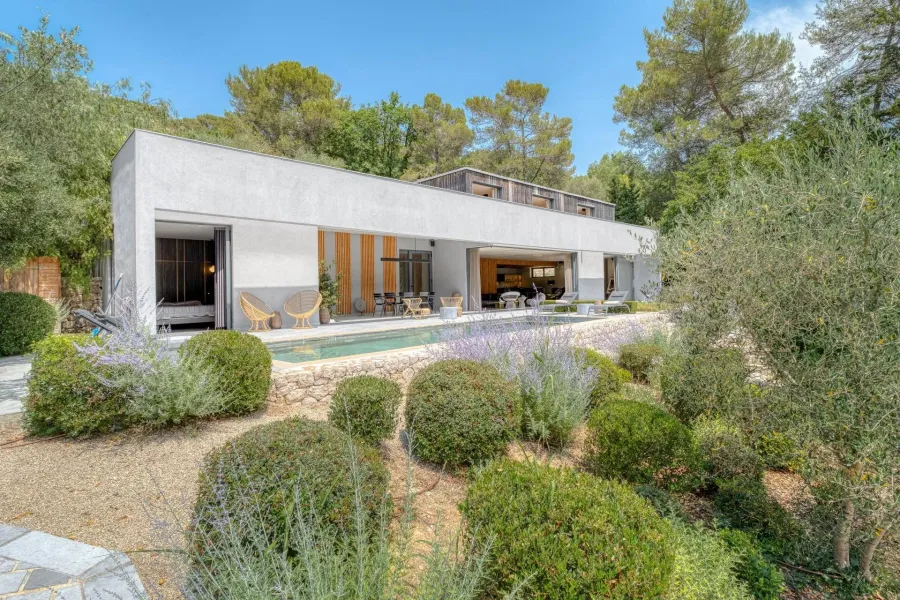 Valbonne - Villa contemporaine au cœur d'un écrin de verdure