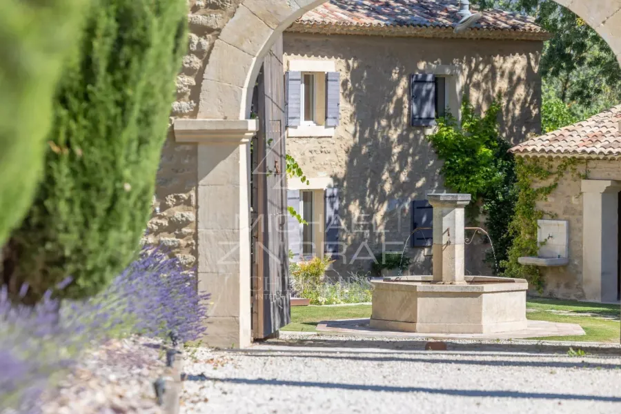 Mas d'exception entièrement rénové sur un terrain de 2.6 ha avec piscine.