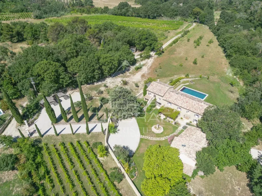 Mas d'exception entièrement rénové sur un terrain de 2.6 ha avec piscine. - 3