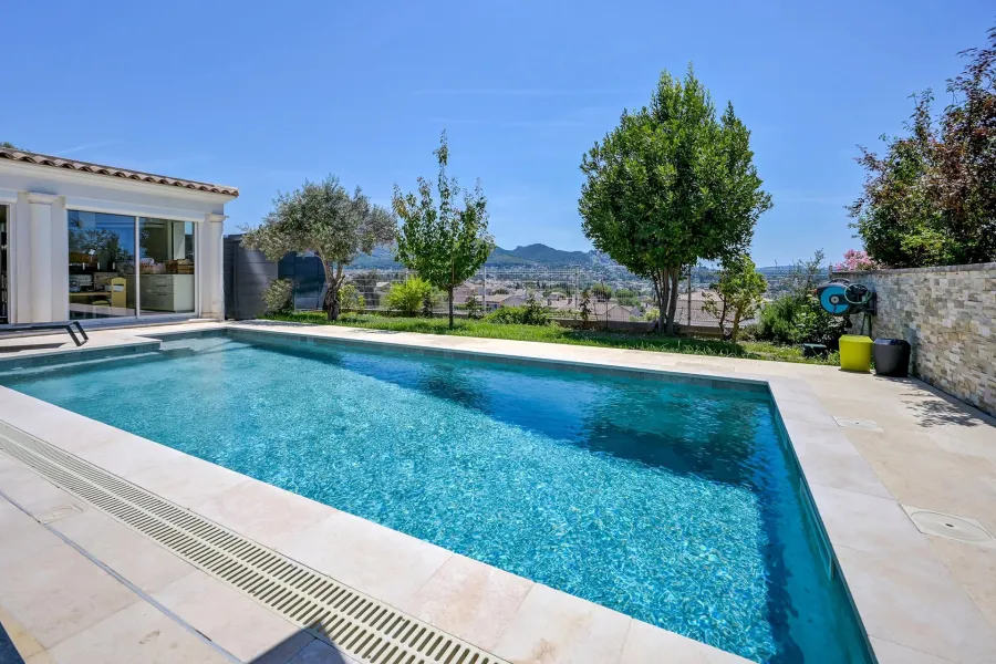 PLAN-DE-CUQUES, Maison familiale avec vue panoramique et piscine - 2