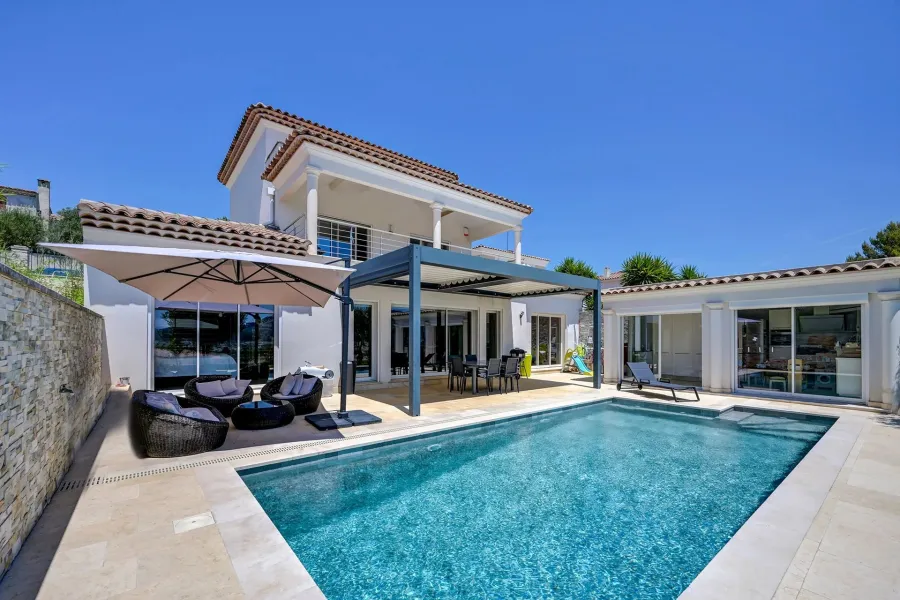 PLAN-DE-CUQUES, Maison familiale avec vue panoramique et piscine