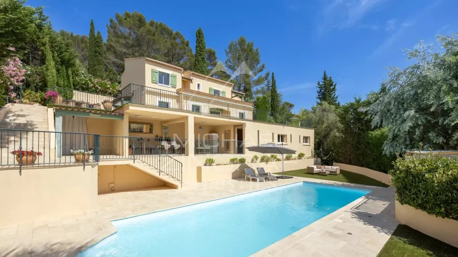 Propriété contemporaine avec vue dégagée