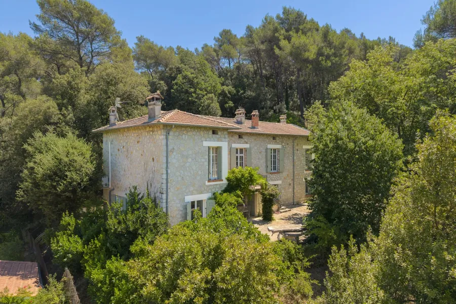 Proche Cannes Ouest – Authentique maison en pierre sur plus de 1,3 hectare