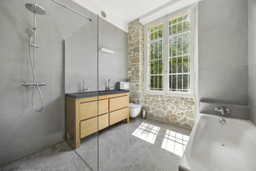 Proche Cannes Ouest – Authentique maison en pierre sur plus de 1,3 hectare - 9
