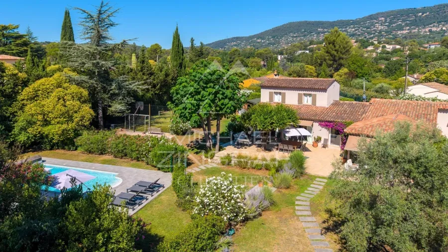 Propriété familiale avec jardin paysager et espaces de loisirs