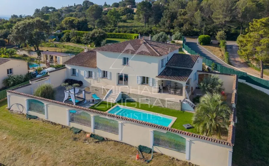 Elegante villa avec vue dégagée sur les collines