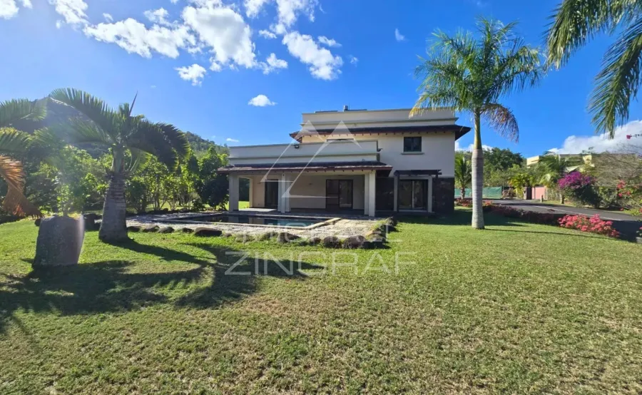 Élégante Villa de 3 Chambres avec Vue sur les Montagnes – Rivière Noire