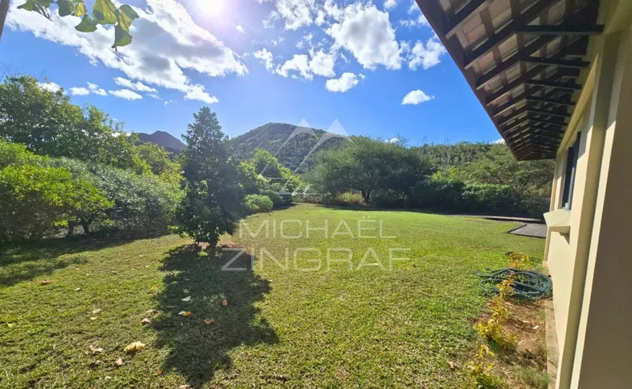 Élégante Villa de 3 Chambres avec Vue sur les Montagnes – Rivière Noire - 9
