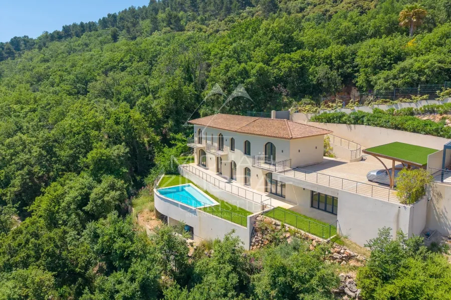 Villa épurée avec vue panoramique sur la Riviera