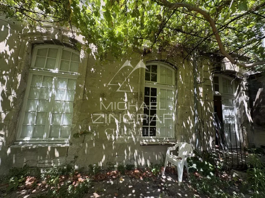 Avignon intra-muros, Hôtel particulier avec jardin et garage à rénover - 3