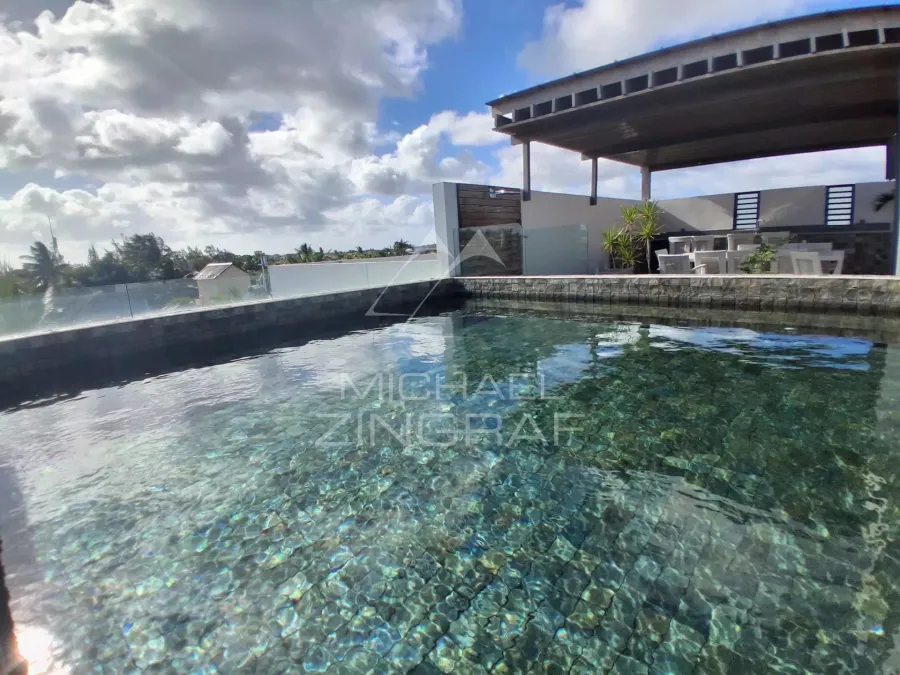 Penthouse d'Exception avec Rooftop Privatif, Piscine et Accès à une Plage Privée